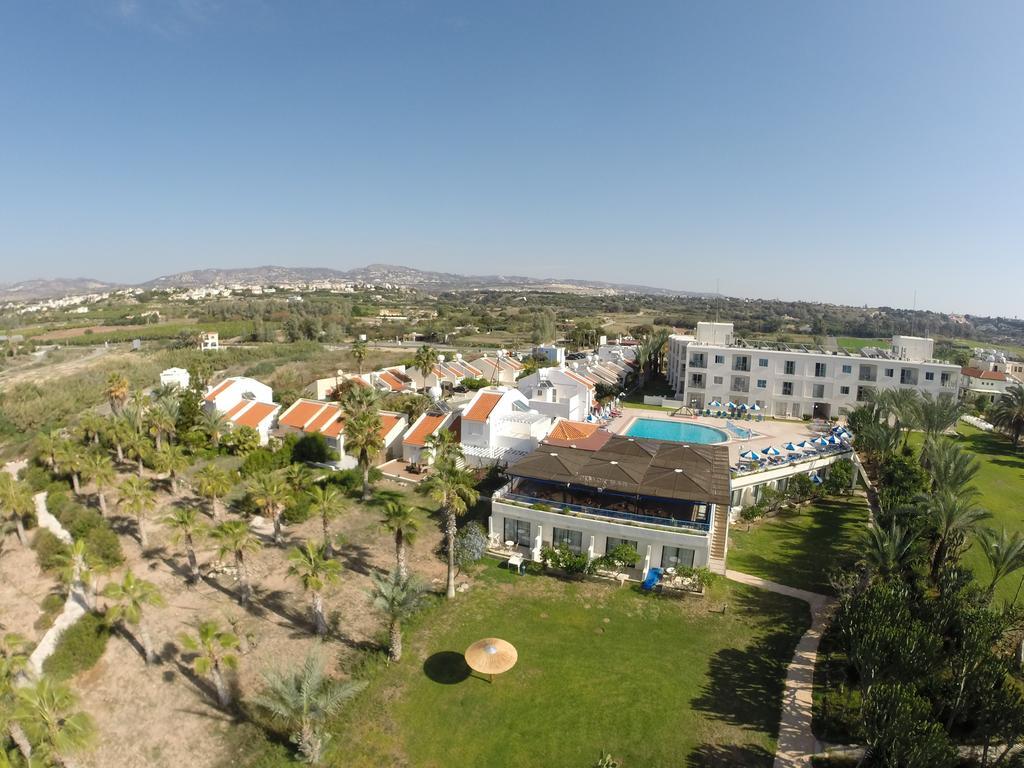 Helios Bay Hotel And Suites Paphos Exterior foto