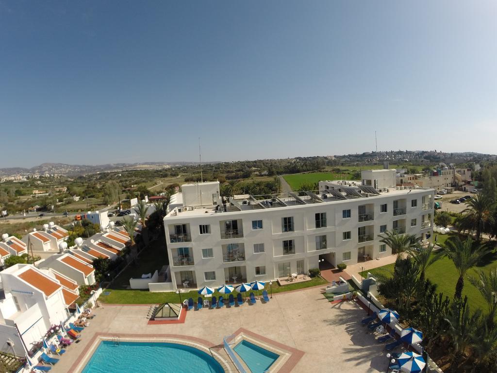 Helios Bay Hotel And Suites Paphos Exterior foto